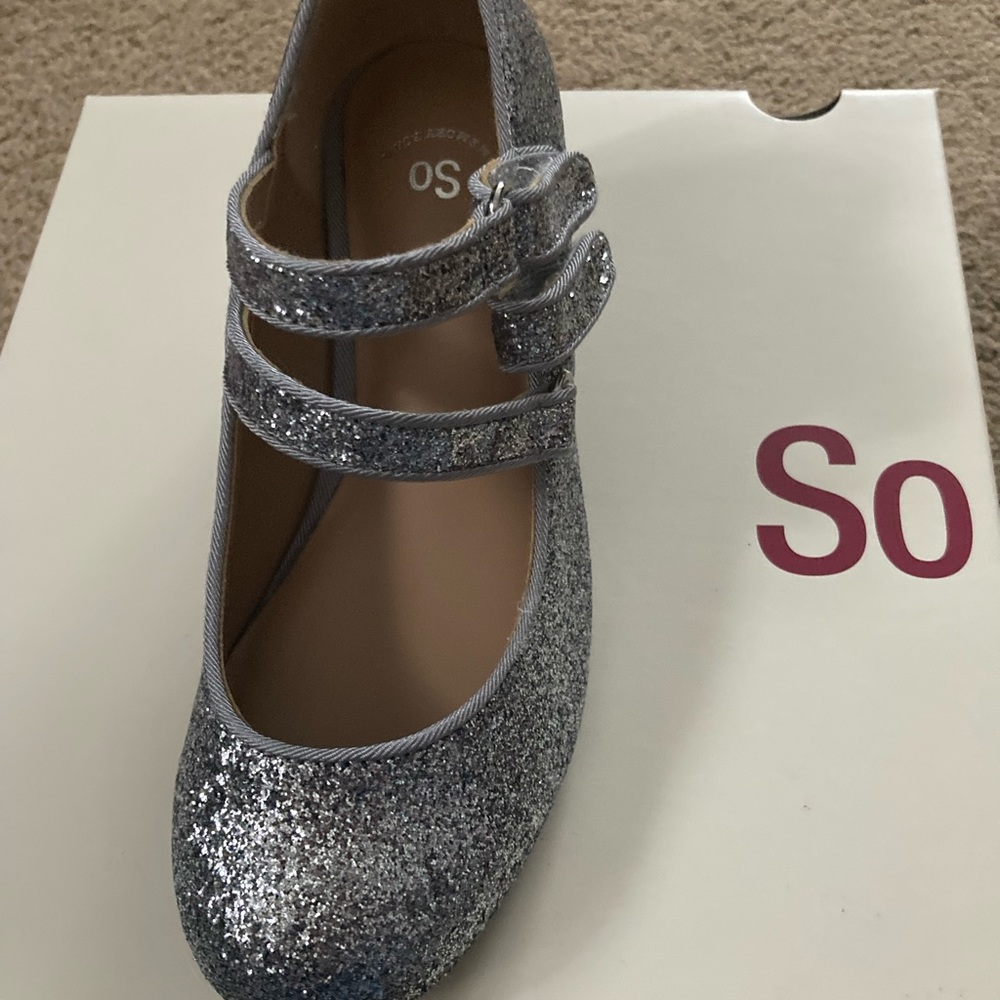 NWT silver sparkly shoes with small heel and double buckle